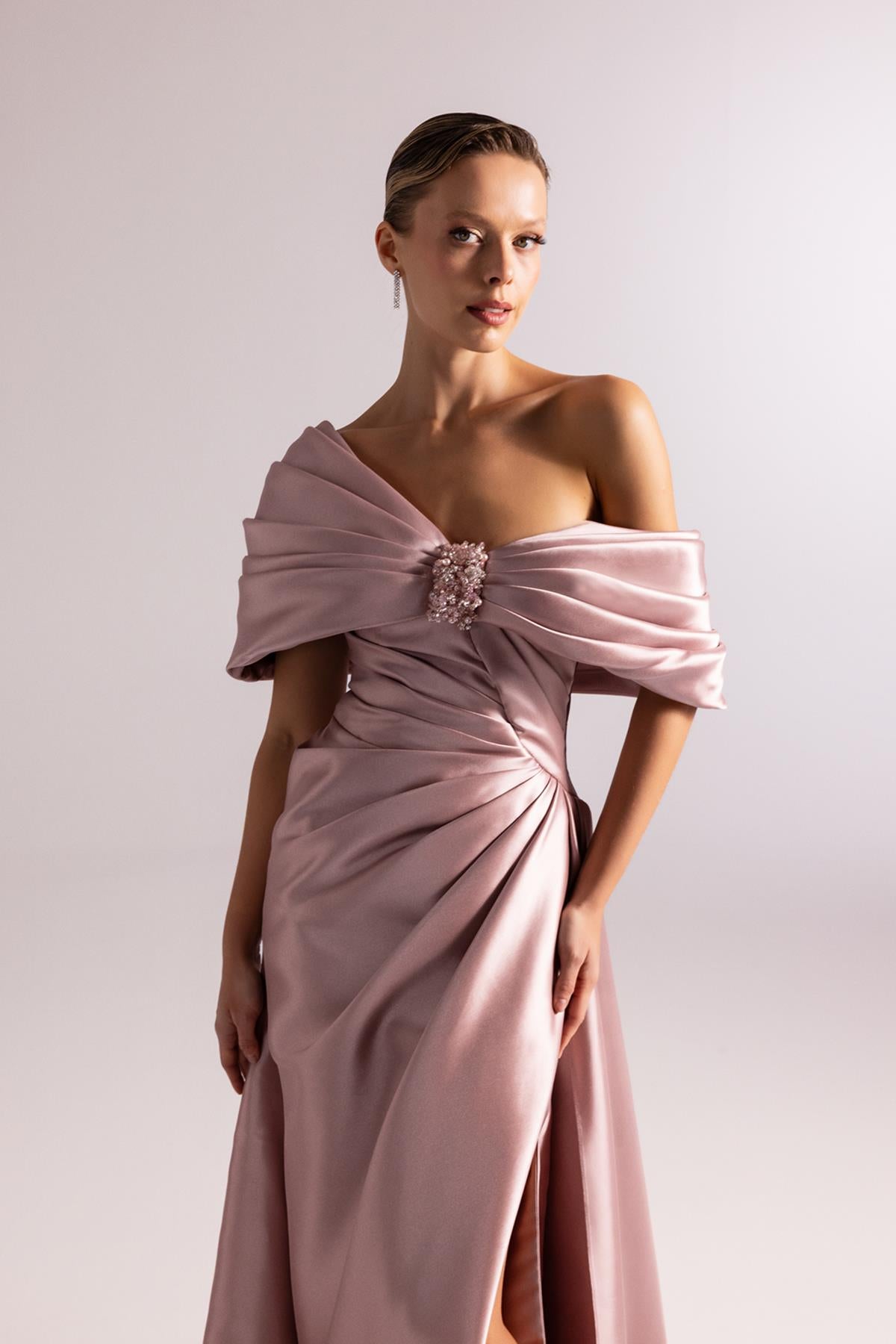 Taş Detaylı Drape Saten Abiye Elbise