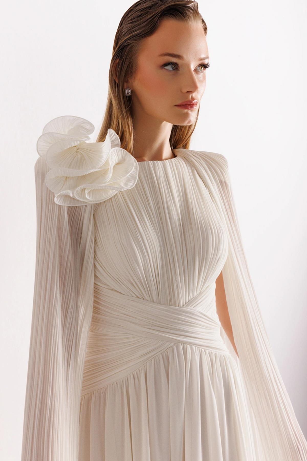 Kloş Kol Omuz Aksesuarlı Uzun Abiye Elbise