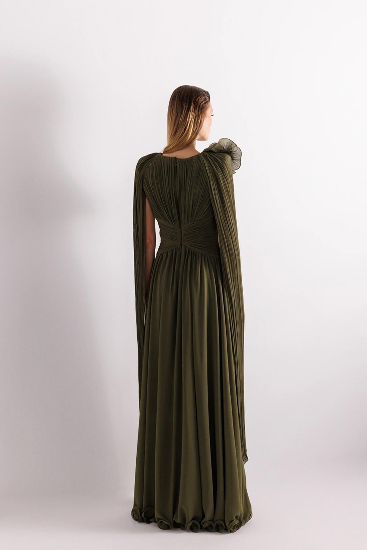 Kloş Kol Omuz Aksesuarlı Uzun Büyük Beden Abiye Elbise