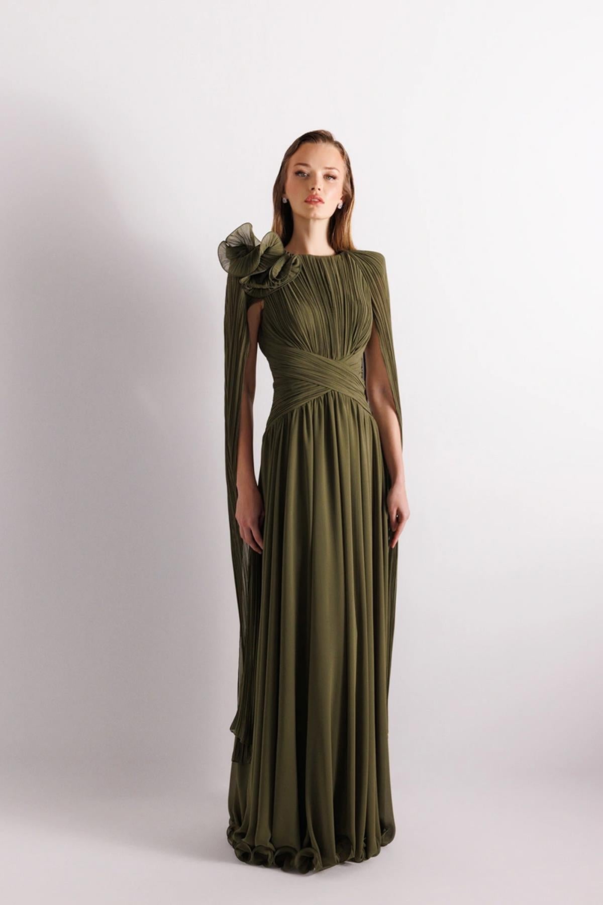 Kloş Kol Omuz Aksesuarlı Uzun Büyük Beden Abiye Elbise