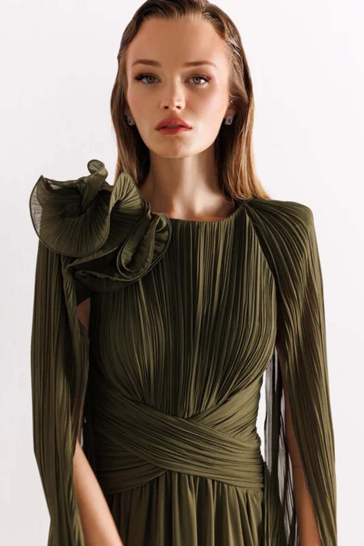 Kloş Kol Omuz Aksesuarlı Uzun Büyük Beden Abiye Elbise