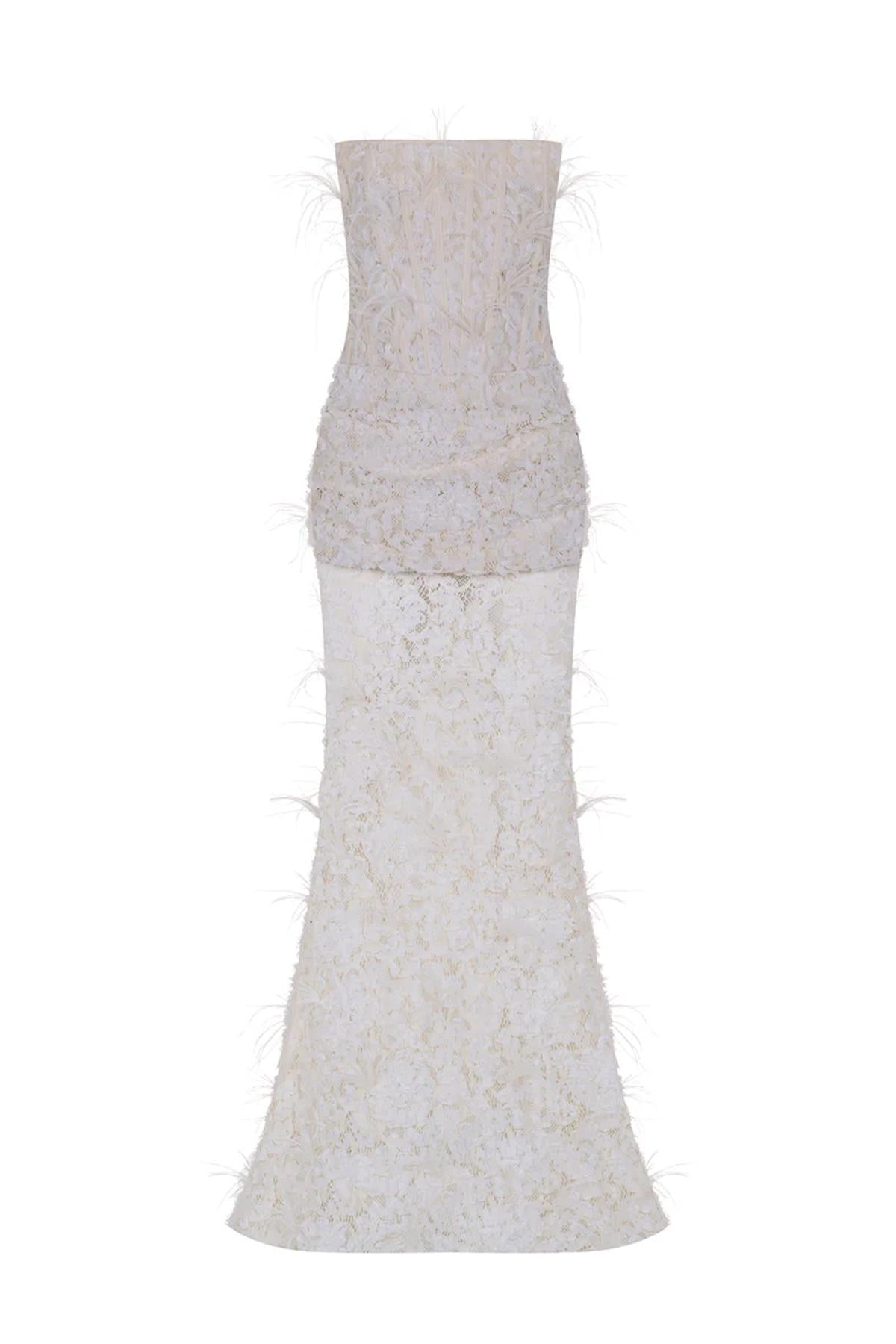 فستان سهرة طويل بدون حمالات مع تفاصيل ريش وصدرية 