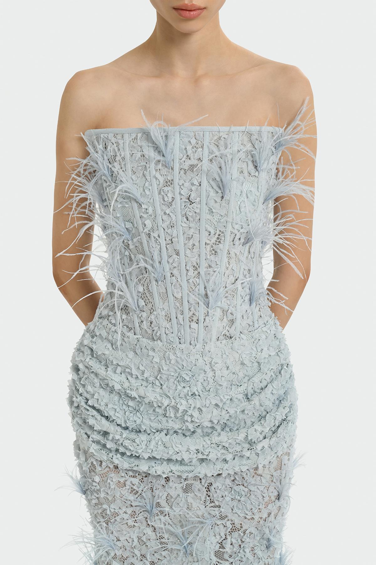 فستان سهرة طويل بدون حمالات مع تفاصيل ريش وصدرية 