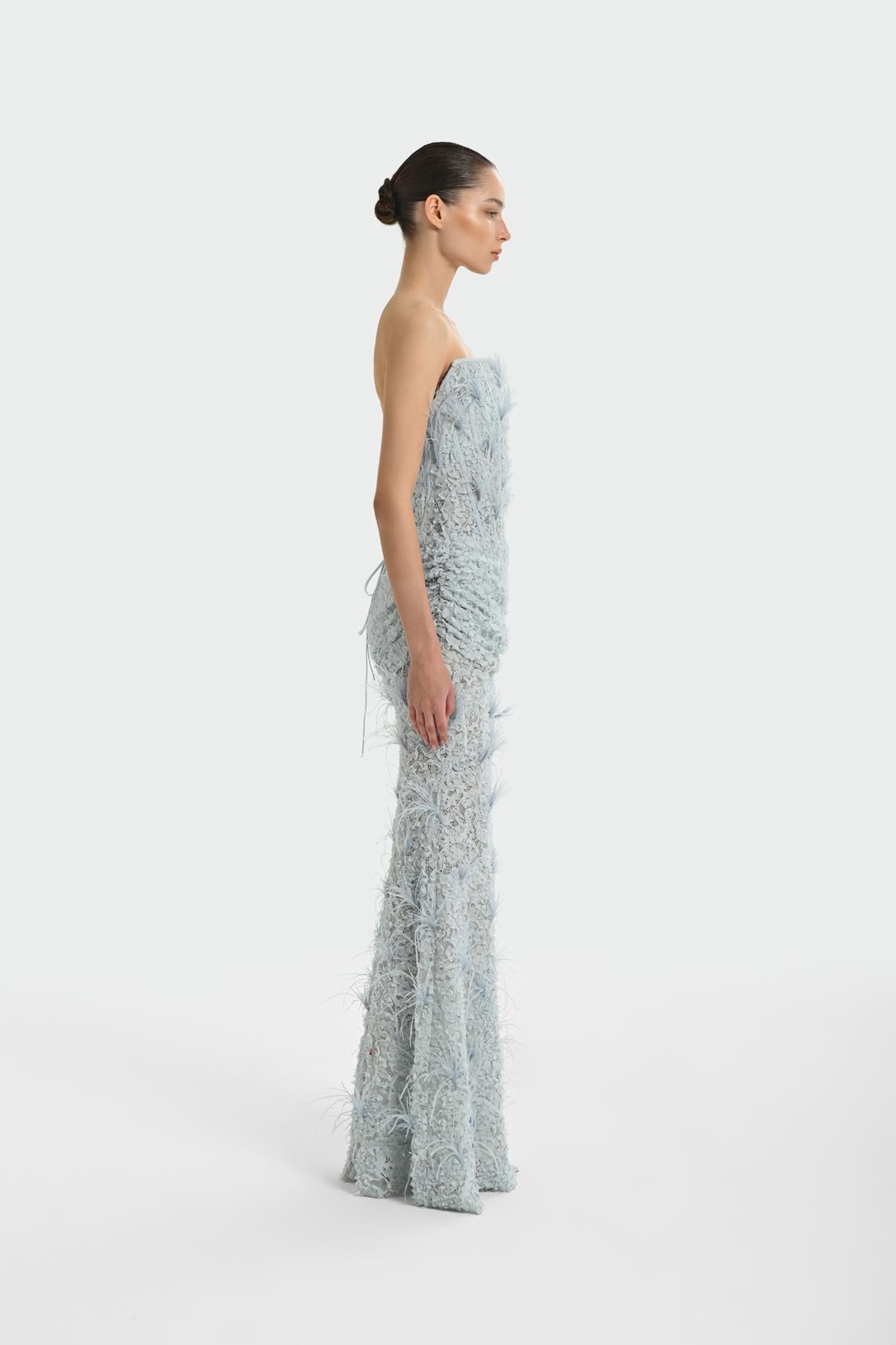 فستان سهرة طويل بدون حمالات مع تفاصيل ريش وصدرية 