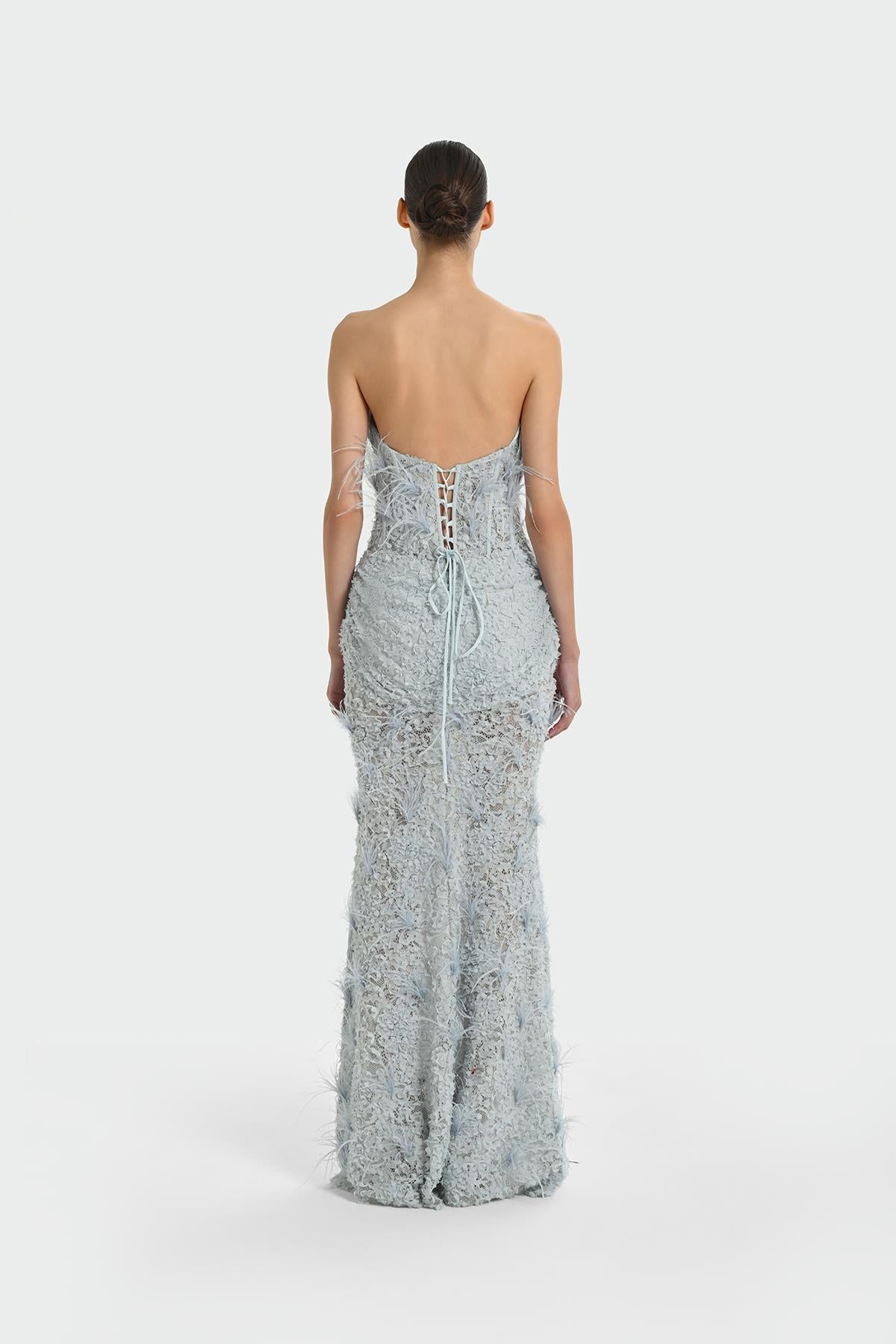 فستان سهرة طويل بدون حمالات مع تفاصيل ريش وصدرية 