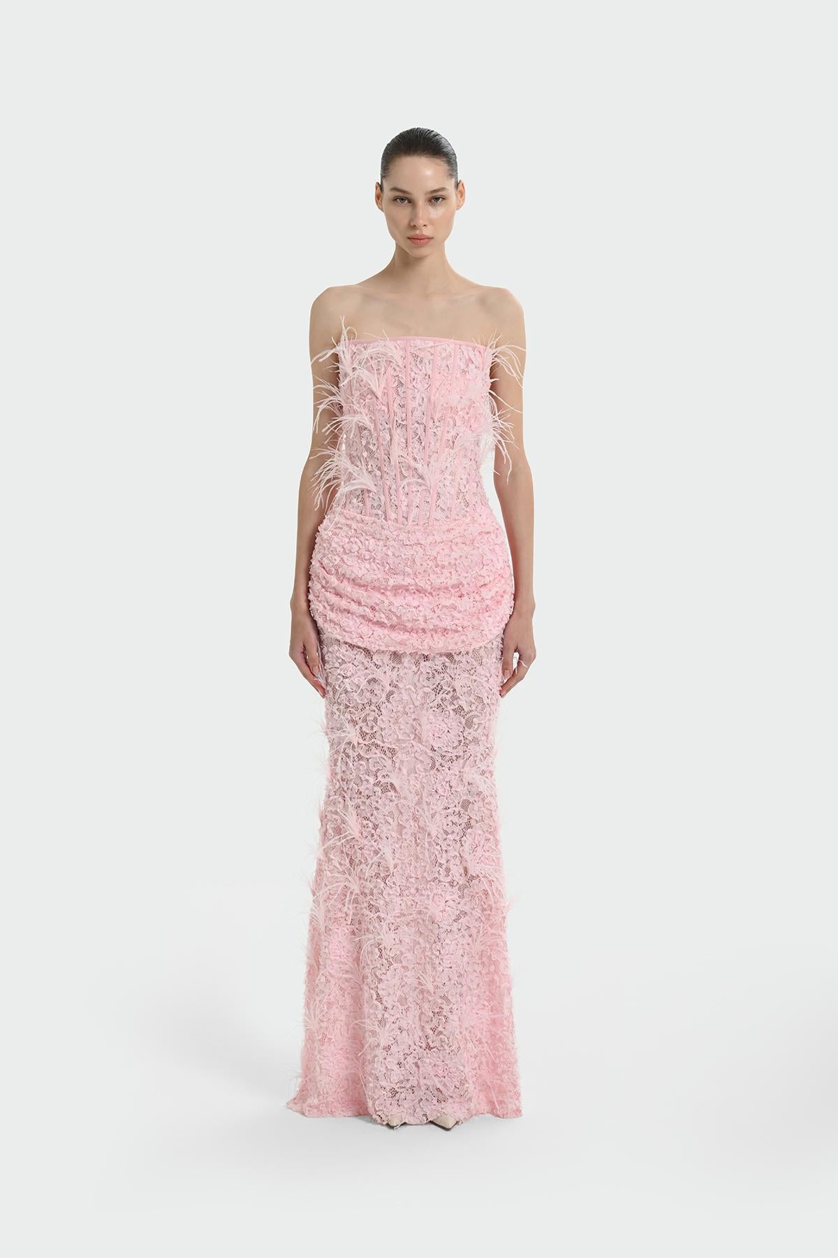 فستان سهرة طويل بدون حمالات مع تفاصيل ريش وصدرية 