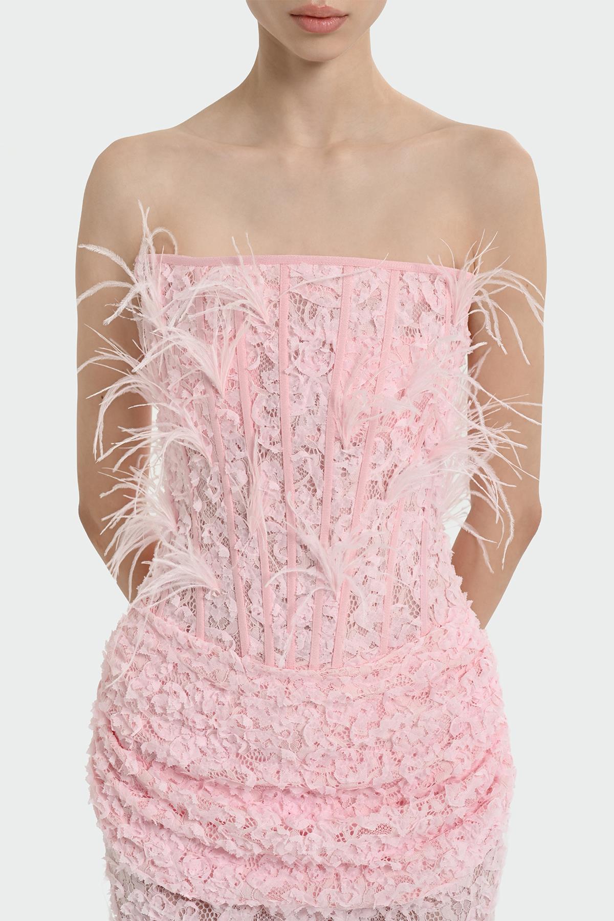 فستان سهرة طويل بدون حمالات مع تفاصيل ريش وصدرية 