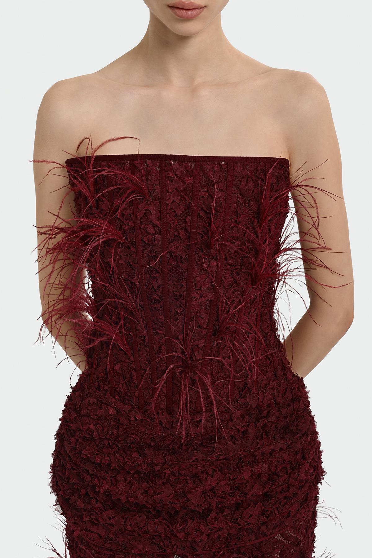 فستان سهرة طويل بدون حمالات مع تفاصيل ريش وصدرية 