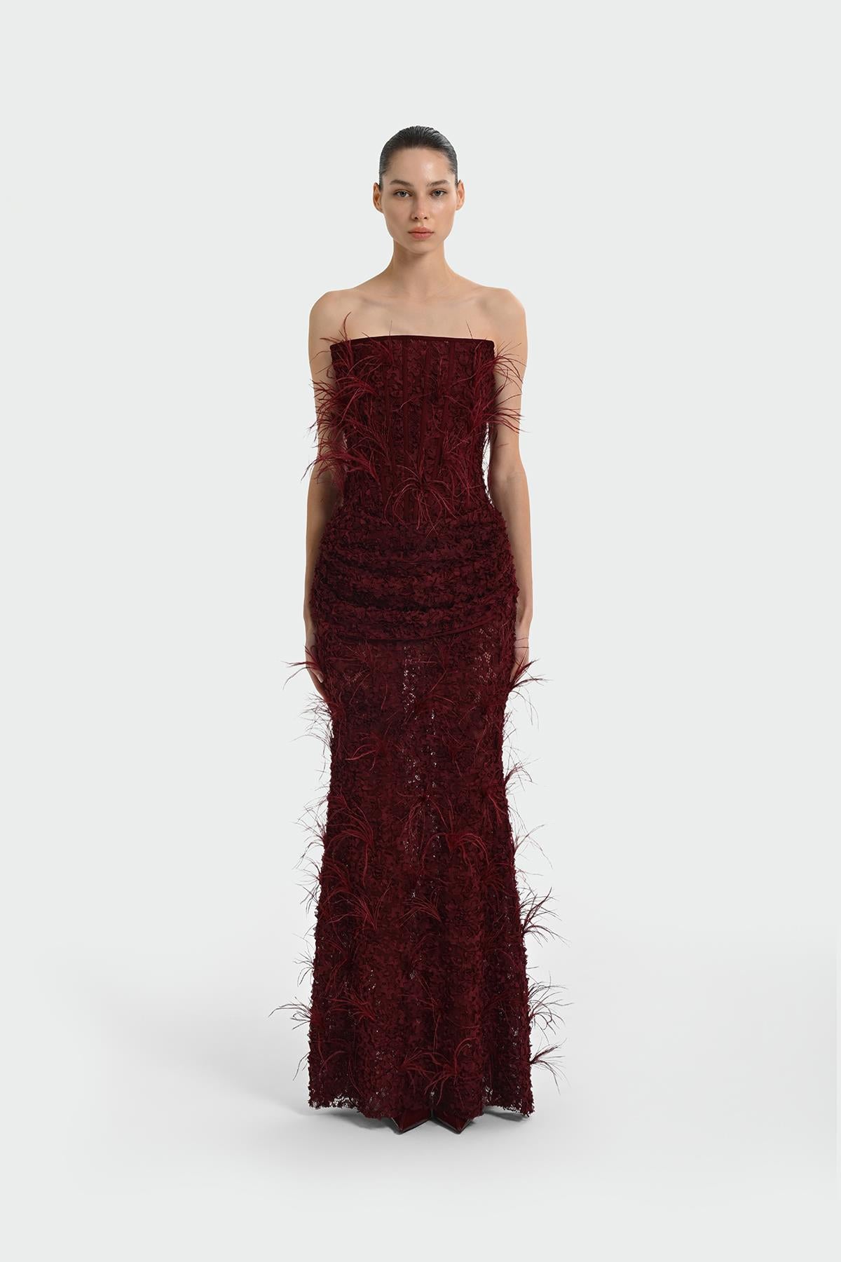 فستان سهرة طويل بدون حمالات مع تفاصيل ريش وصدرية 