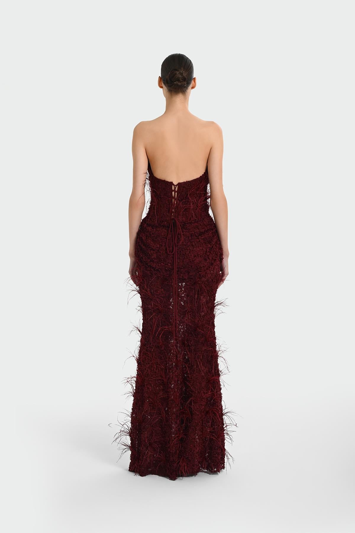 فستان سهرة طويل بدون حمالات مع تفاصيل ريش وصدرية 