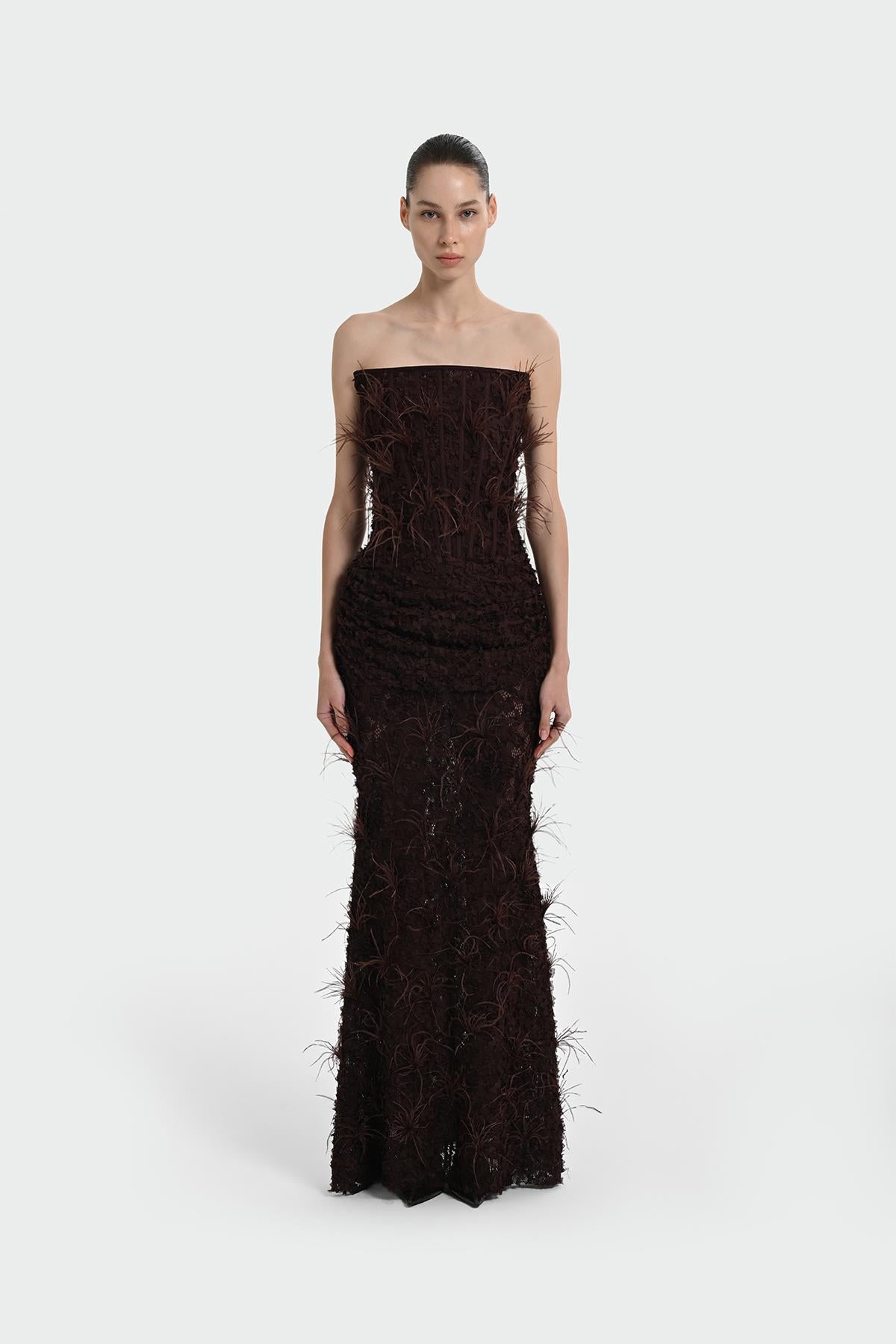 فستان سهرة طويل بدون حمالات مع تفاصيل ريش وصدرية 