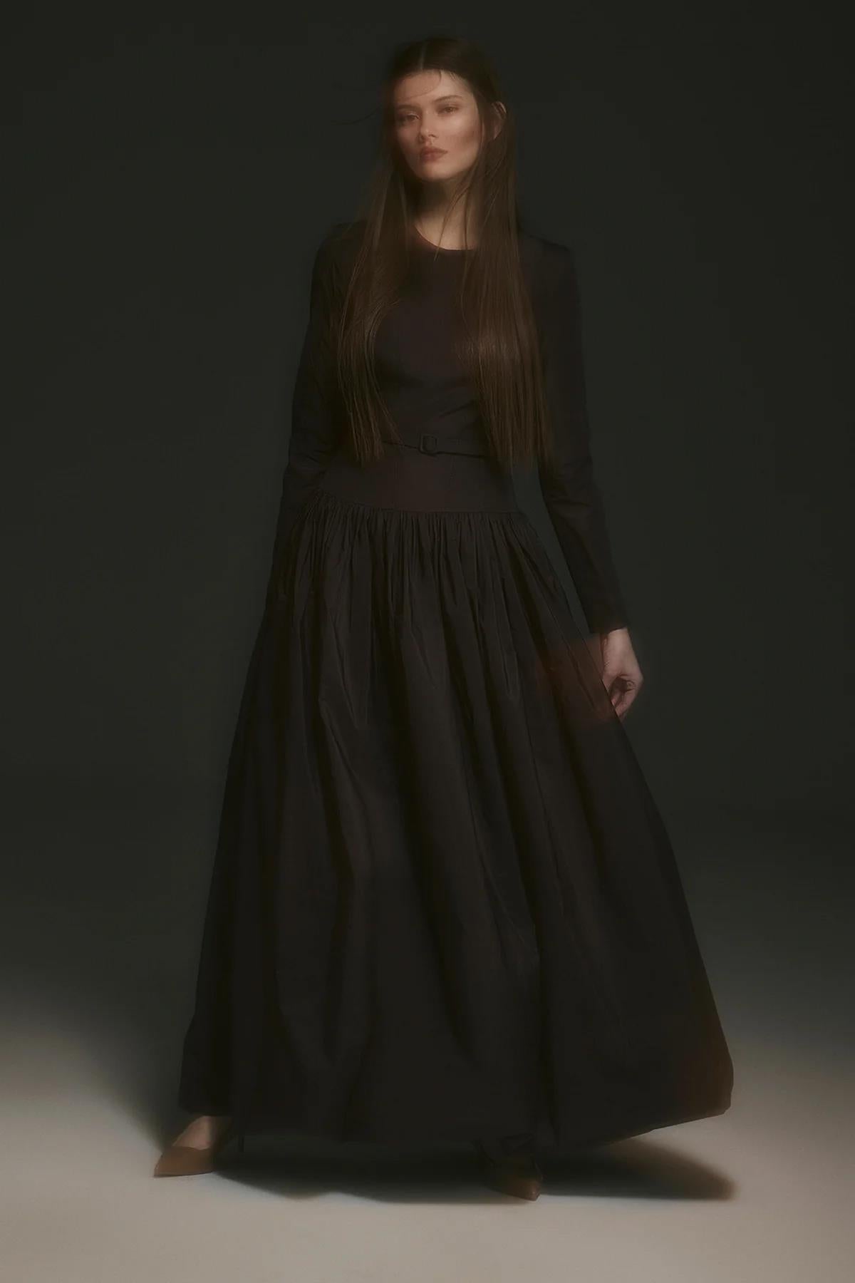 فستان سهرة بأكمام طويلة وحزام