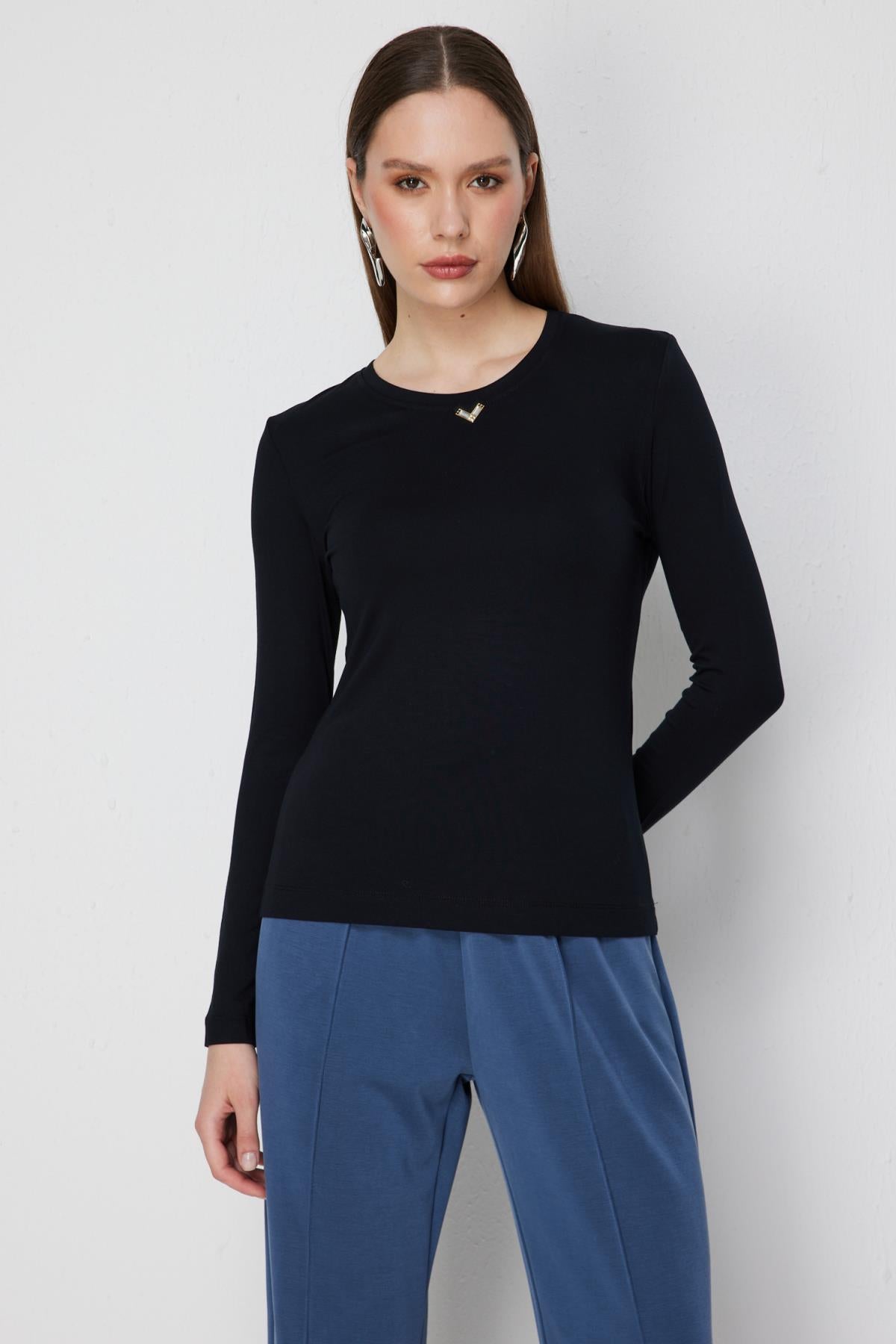 Crew Neck Basic Blouse with Metal Accessories