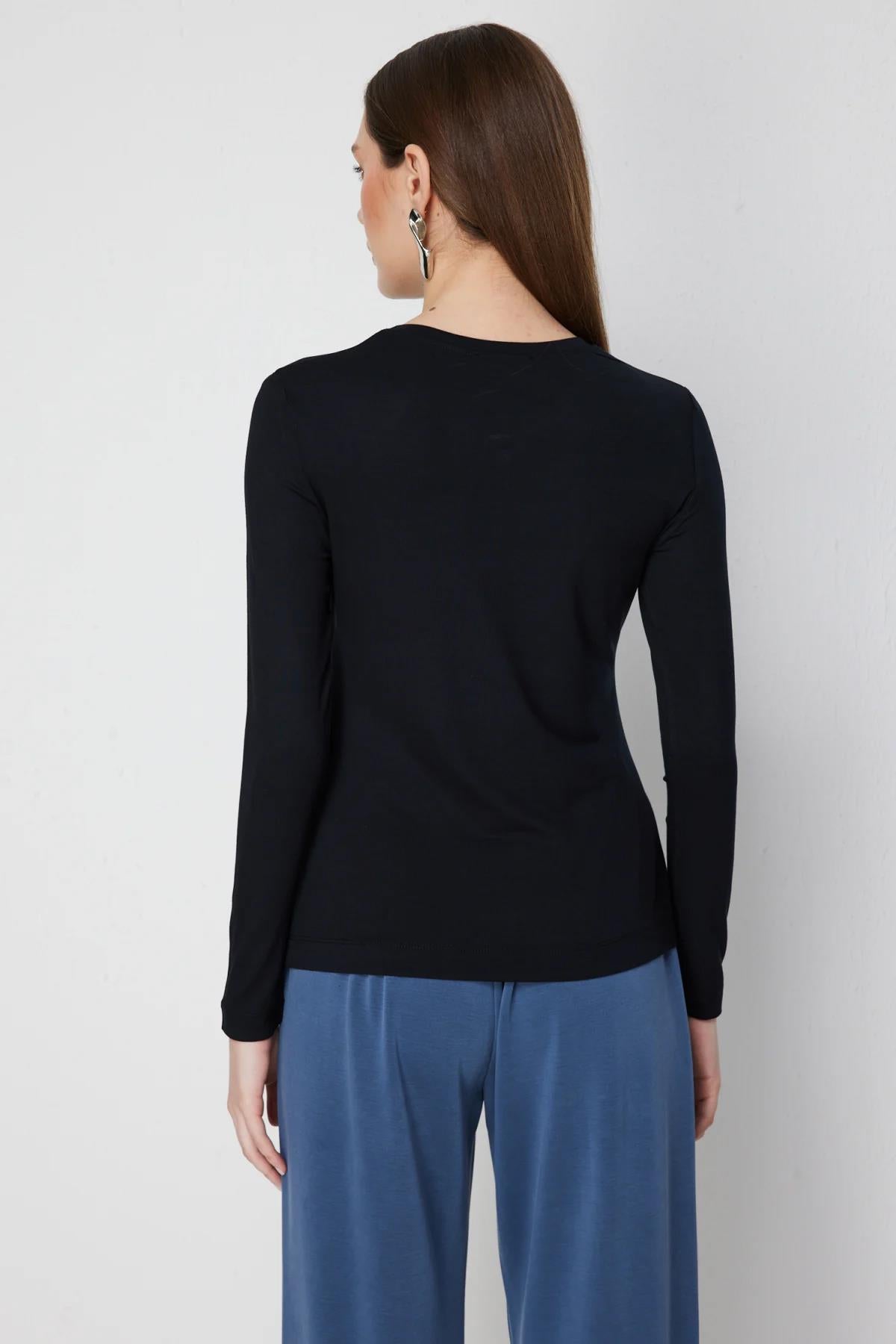 Crew Neck Basic Blouse with Metal Accessories