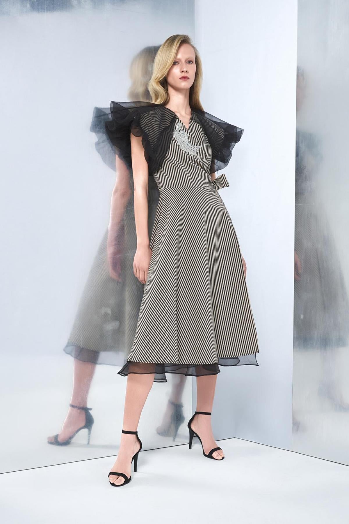 Omuz Tül Volan Detaylı Midi Elbise