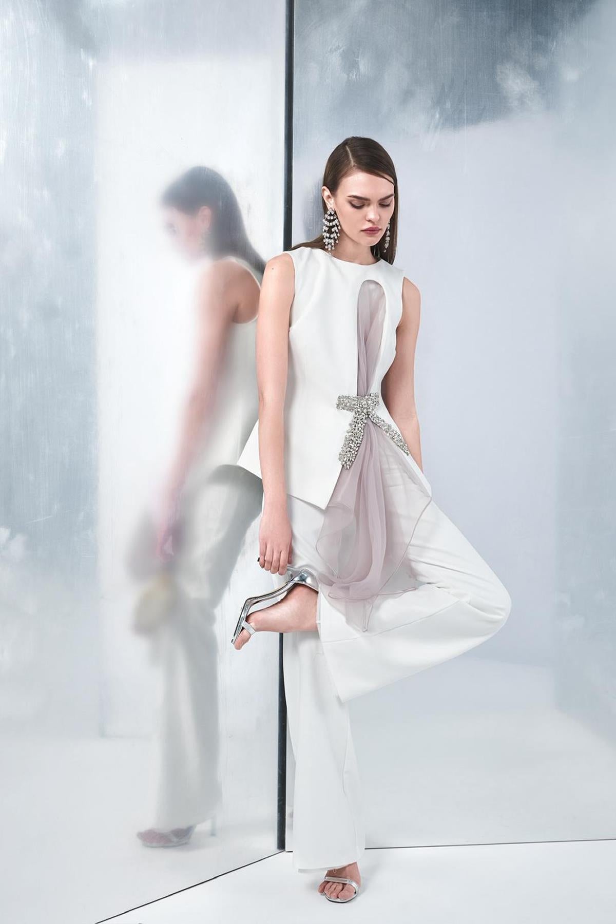 Organze Tül Detaylı Fiyonk Taş İşlemeli Kolsuz Bluz