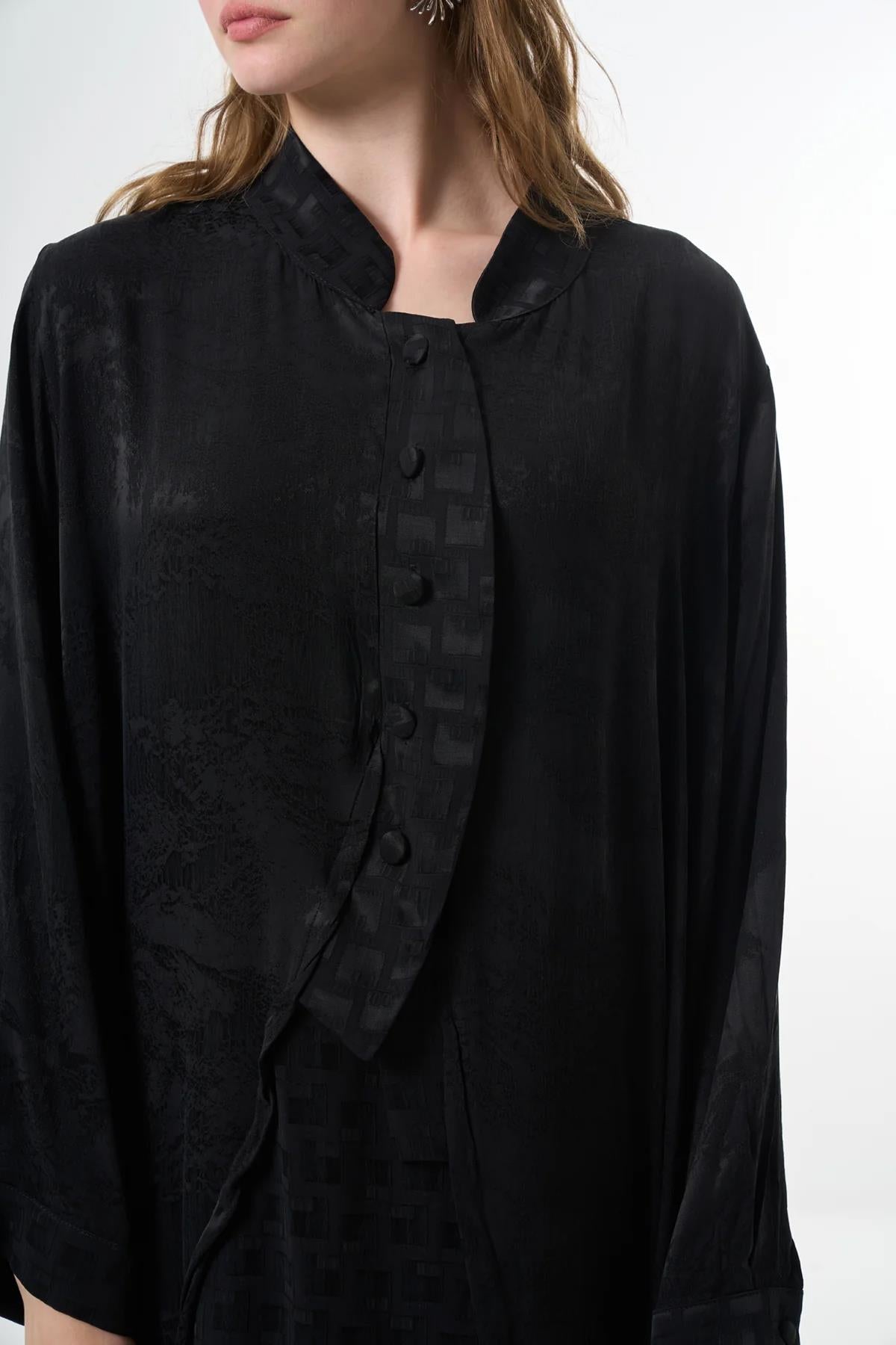 Kendinden Desenli Düğme Detaylı Cupro Büyük Beden Elbise