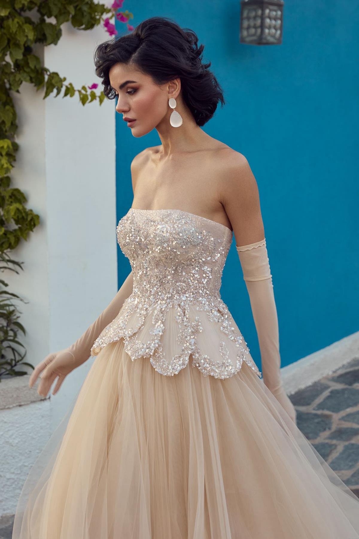 فستان سهرة مطرز بدون حمالات بقصة برنسيس