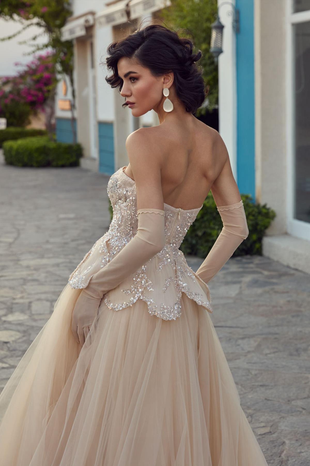 فستان سهرة مطرز بدون حمالات بقصة برنسيس