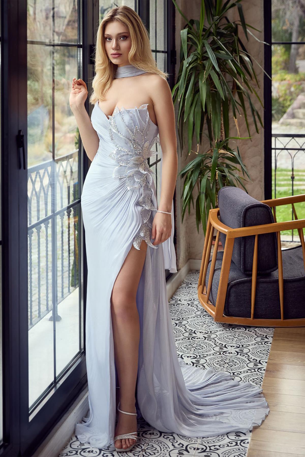 Tek Yan Pul Çiçek İşlemeli Yırtmaç Detaylı Uzun Abiye Elbise