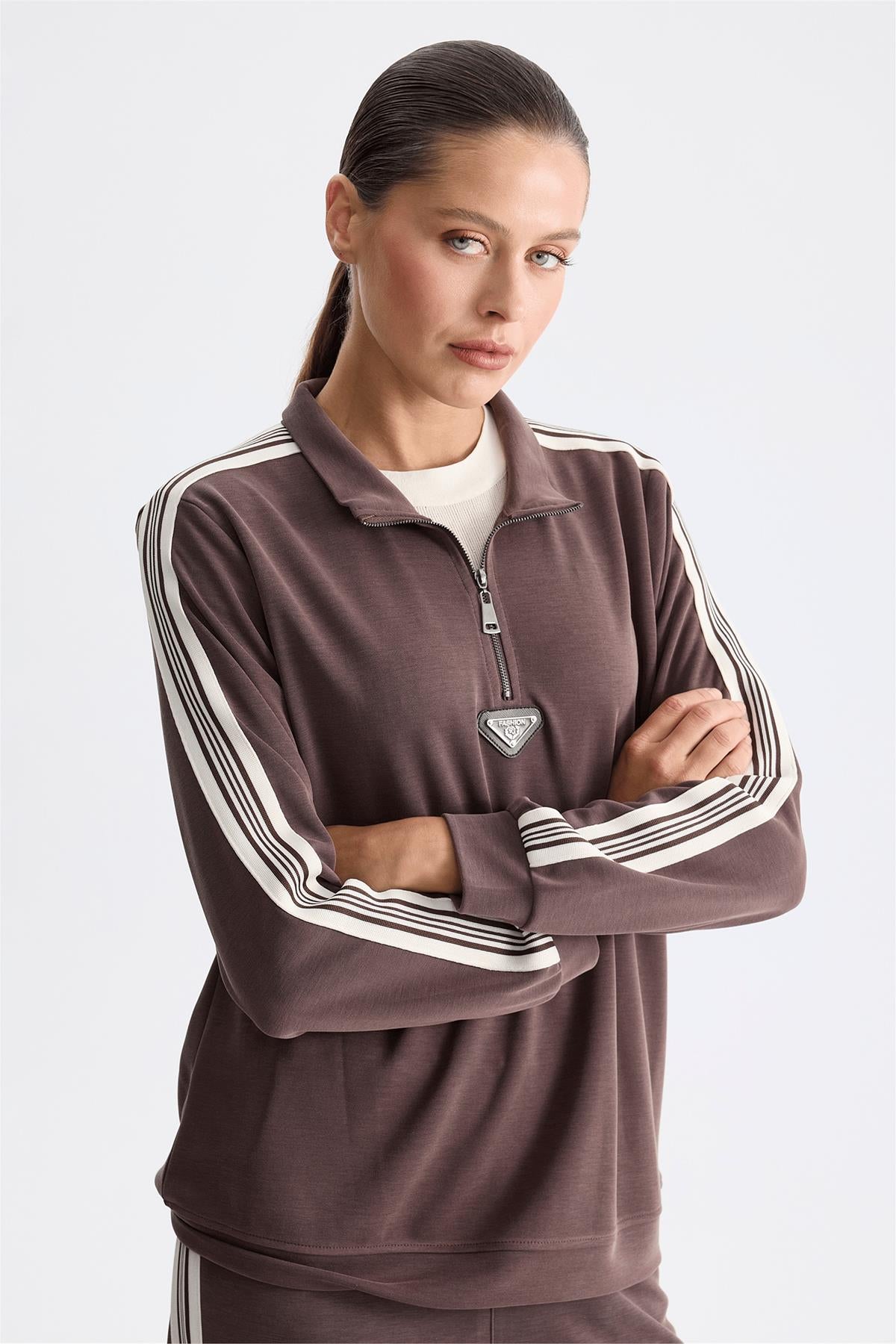 Dik Yaka Yarım Fermuar Detaylı Sweatshirt