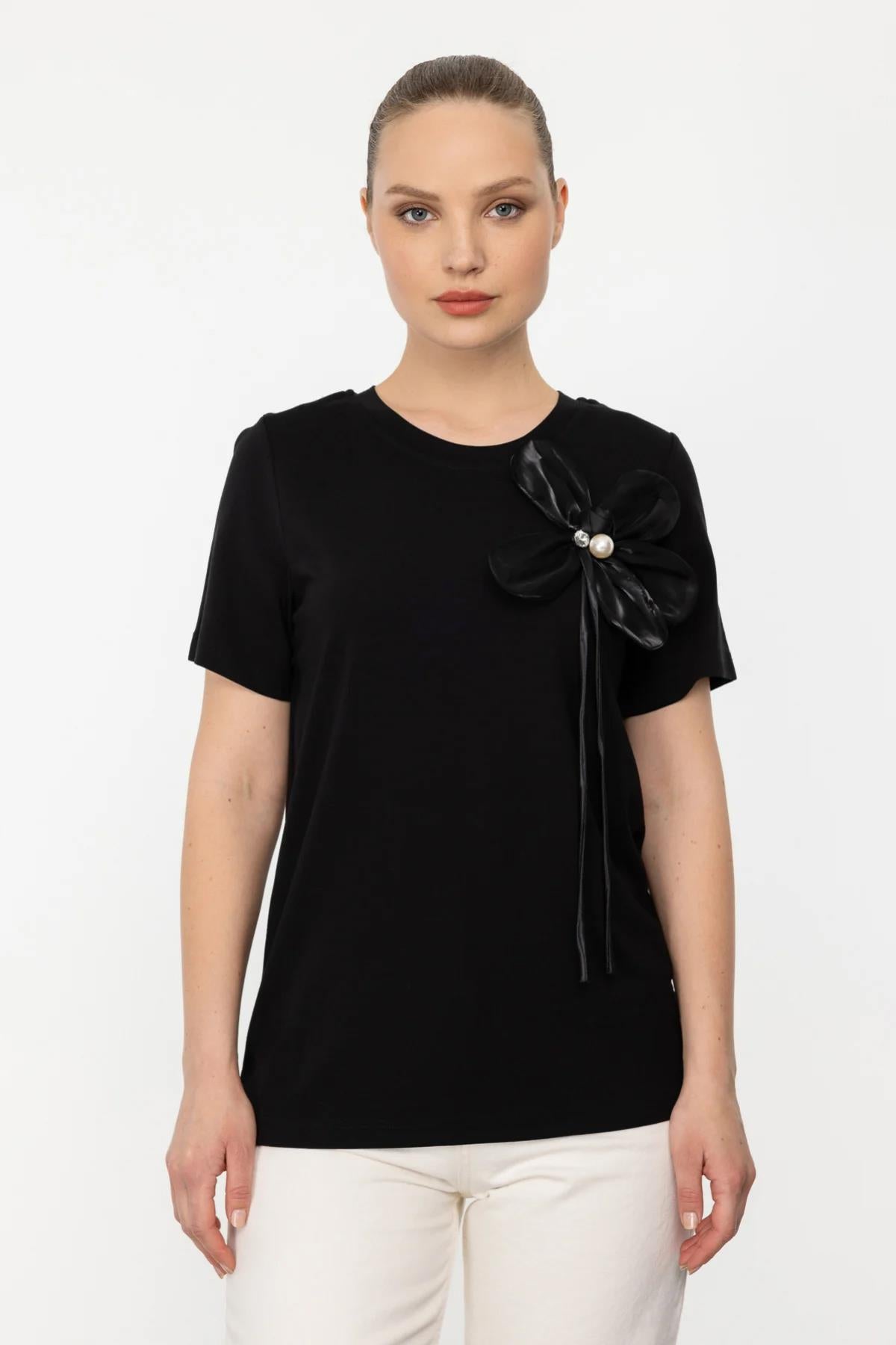 Yakası Çiçek Detaylı Bluz