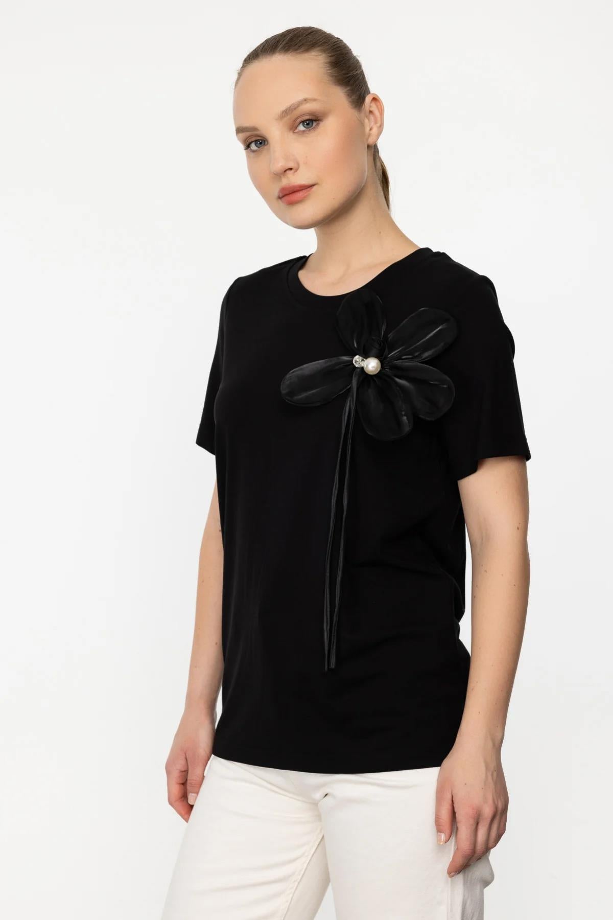 Yakası Çiçek Detaylı Bluz