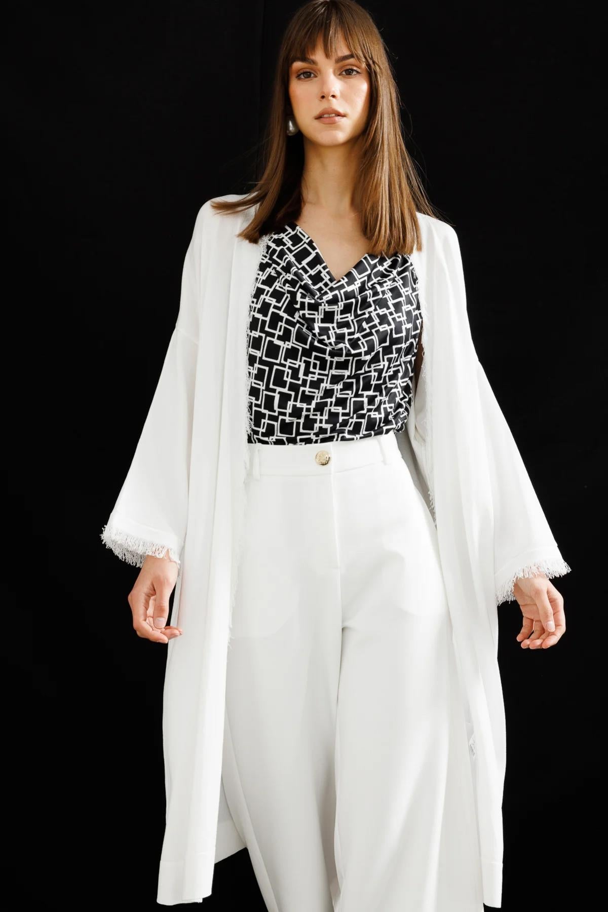 Uzun Önü Açık Kenarları Püskül Detaylı Hırka