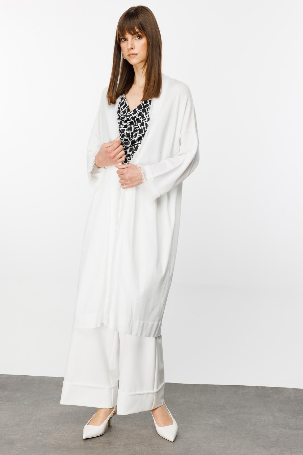 Uzun Önü Açık Kenarları Püskül Detaylı Hırka