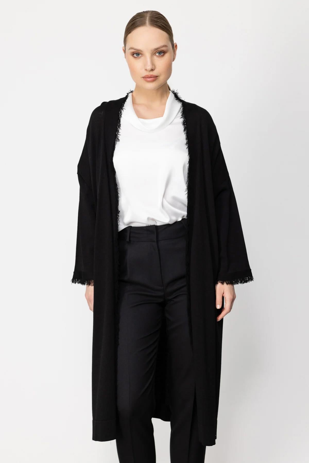 Uzun Önü Açık Kenarları Püskül Detaylı Hırka