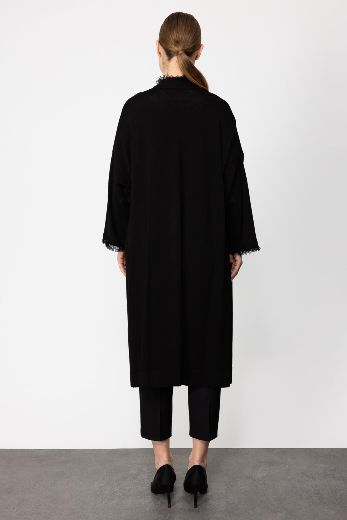 Uzun Önü Açık Kenarları Püskül Detaylı Hırka