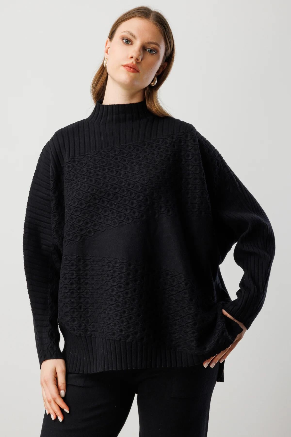 Dik Yaka Geniş Kol Kabartmalı Triko Kazak