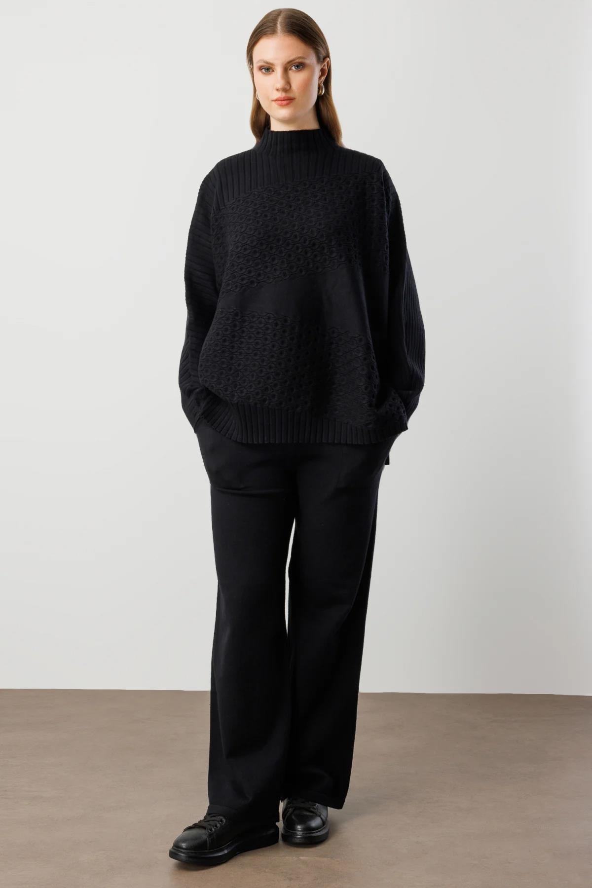 Dik Yaka Geniş Kol Kabartmalı Triko Kazak