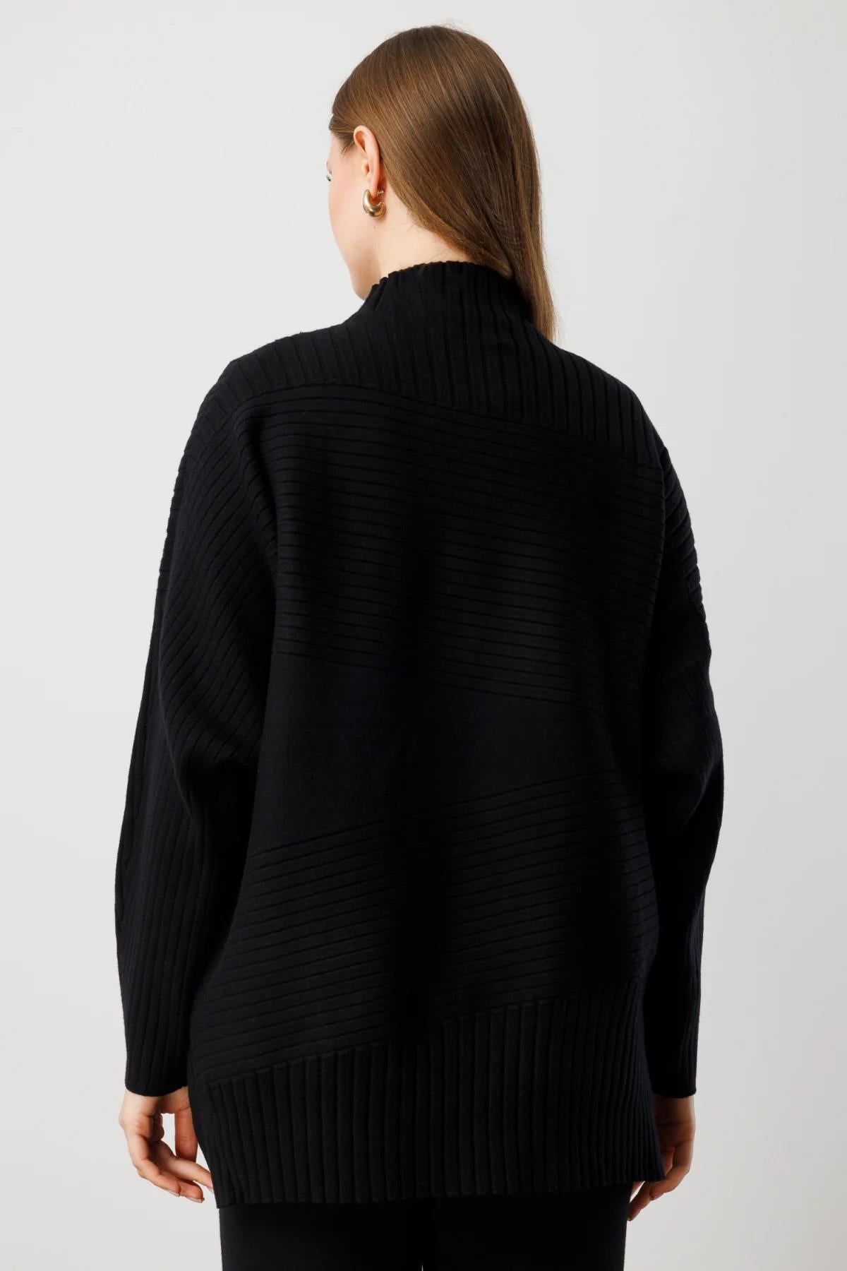 Dik Yaka Geniş Kol Kabartmalı Triko Kazak