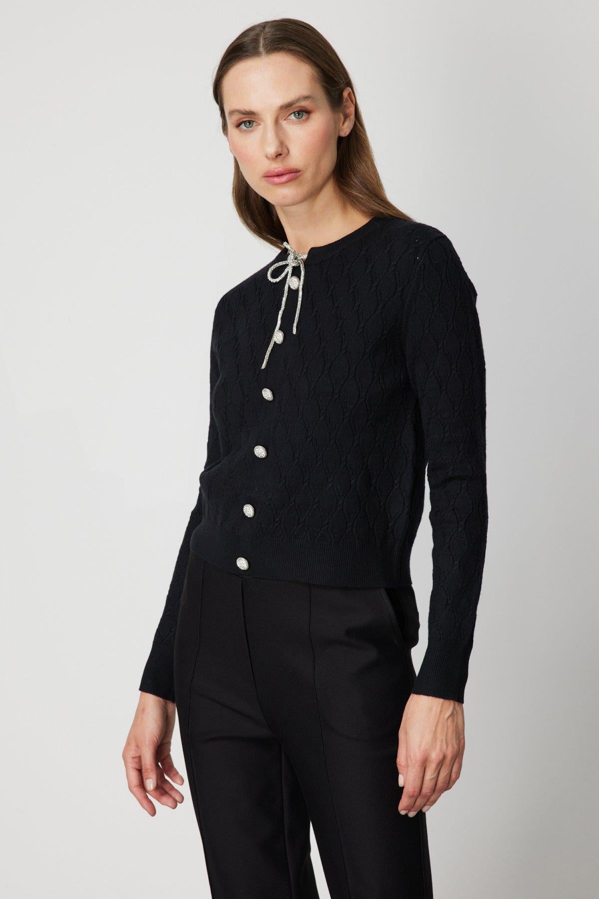 Süs Düğmeli Desenli Triko Kazak