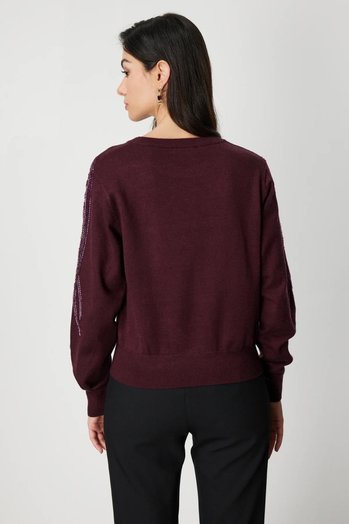 كنزة صوفية برقبة دائرية مزينة بحجر على الكتف