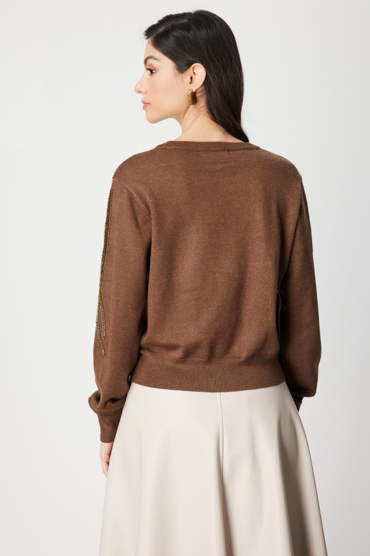 كنزة صوفية برقبة دائرية مزينة بحجر على الكتف