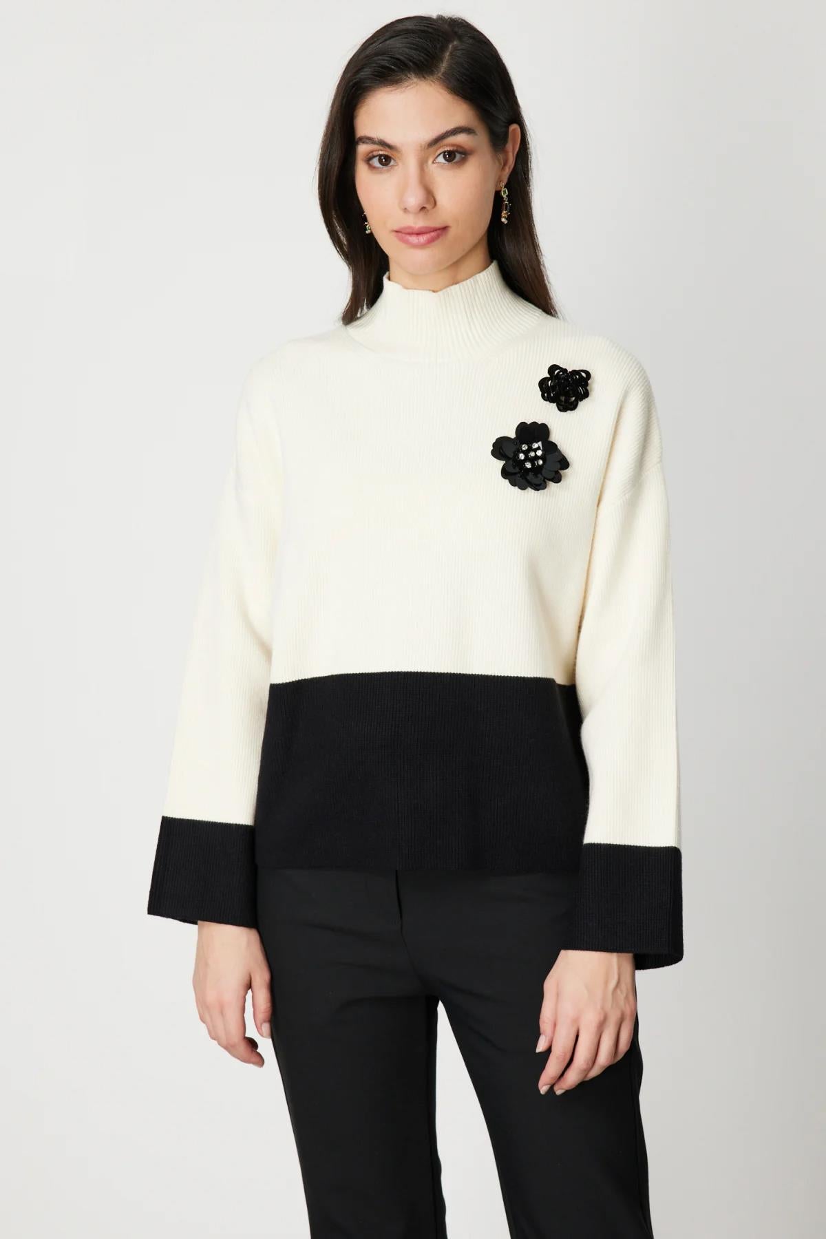 Çiçek Broşlu Dik Yaka Triko Kazak