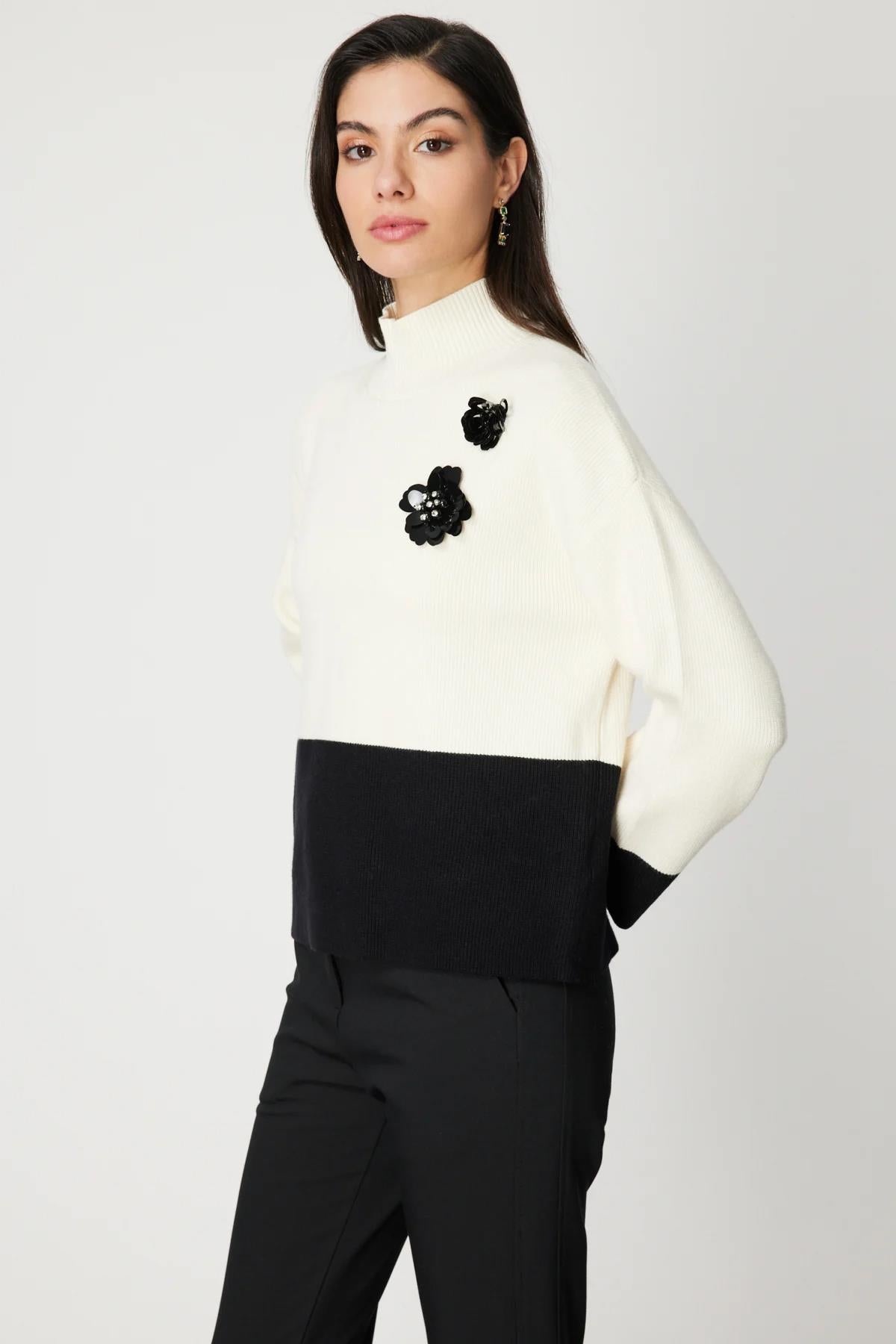 Çiçek Broşlu Dik Yaka Triko Kazak