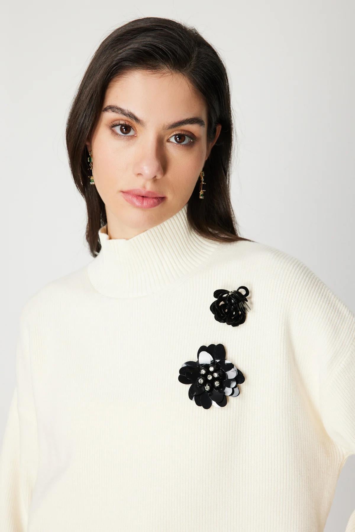 Çiçek Broşlu Dik Yaka Triko Kazak