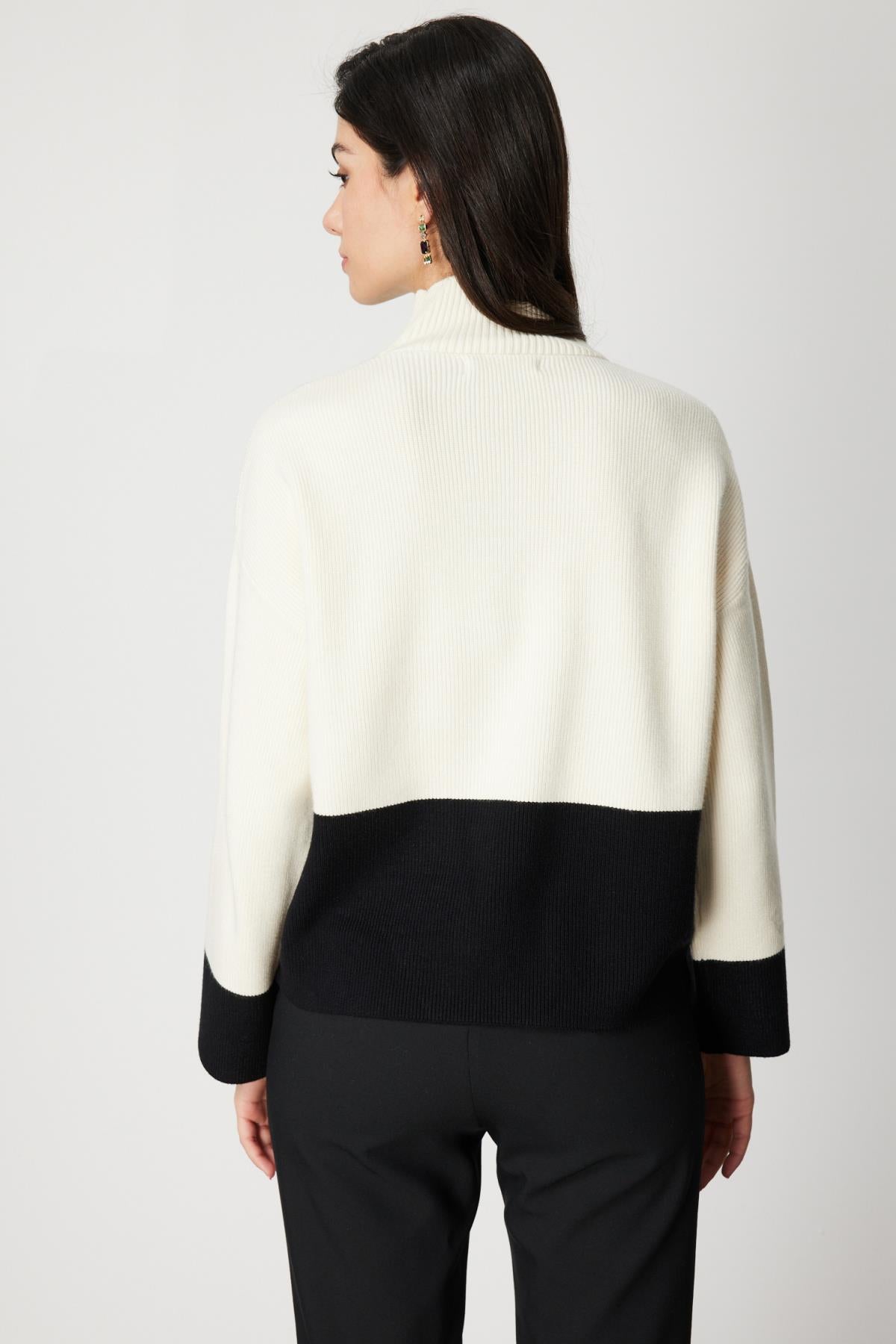 Çiçek Broşlu Dik Yaka Triko Kazak