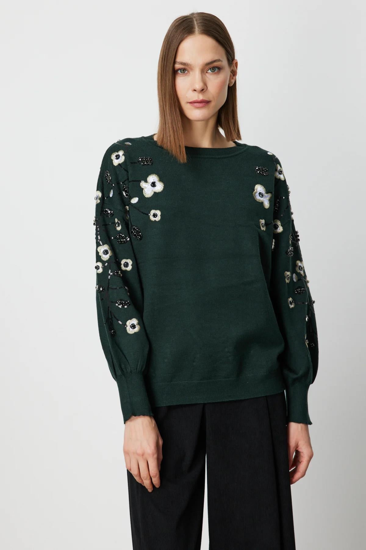 كنزة صوفية محبوكة بأكمام واسعة مطرزة بالزهور