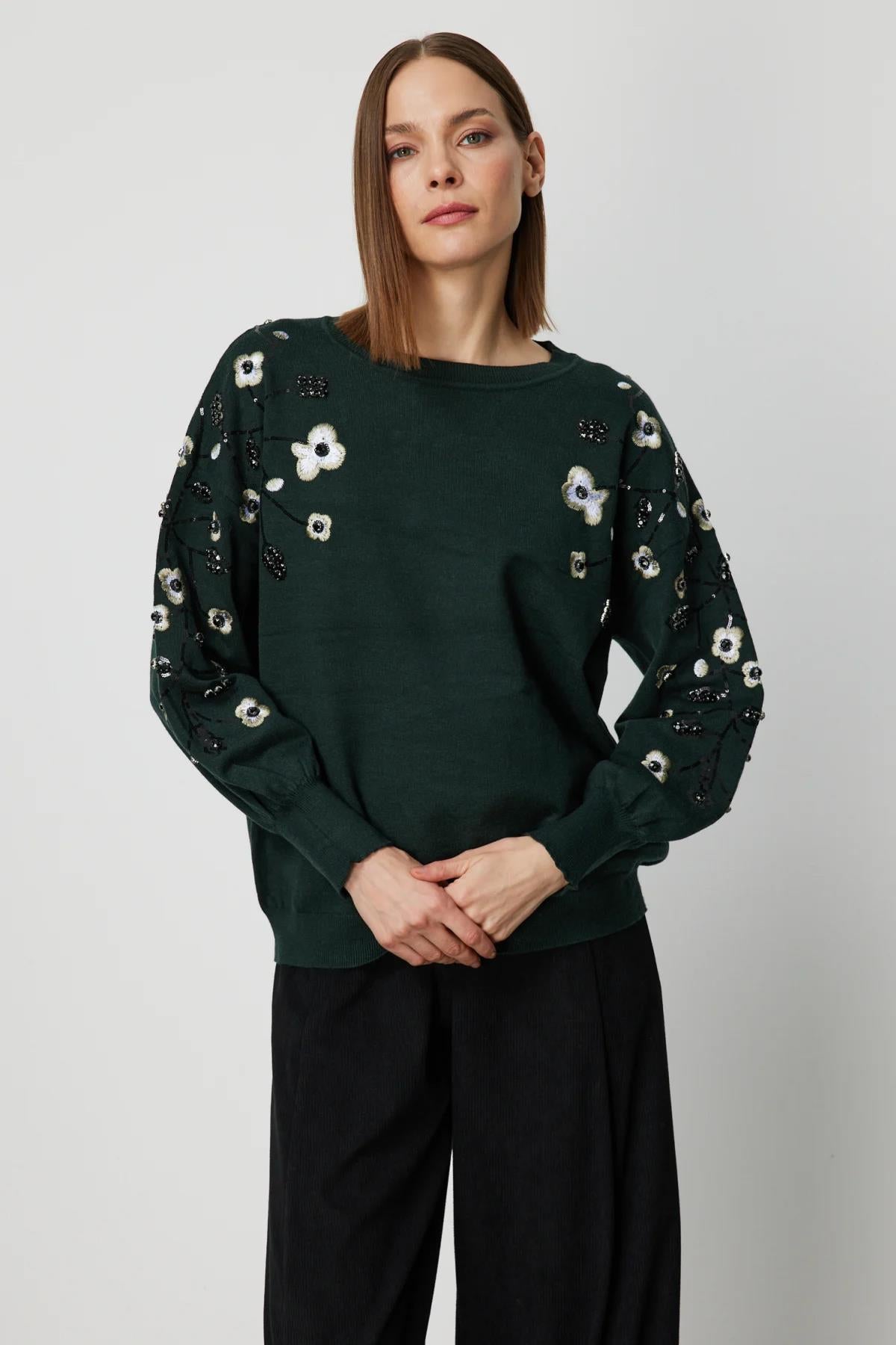 كنزة صوفية محبوكة بأكمام واسعة مطرزة بالزهور