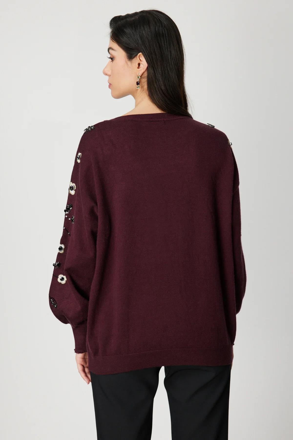 كنزة صوفية محبوكة بأكمام واسعة مطرزة بالزهور