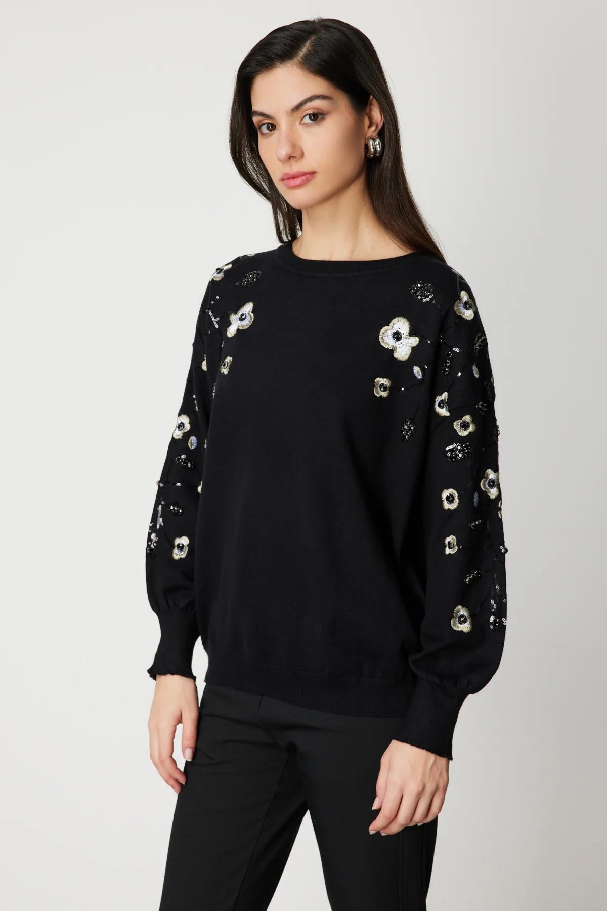 كنزة صوفية محبوكة بأكمام واسعة مطرزة بالزهور