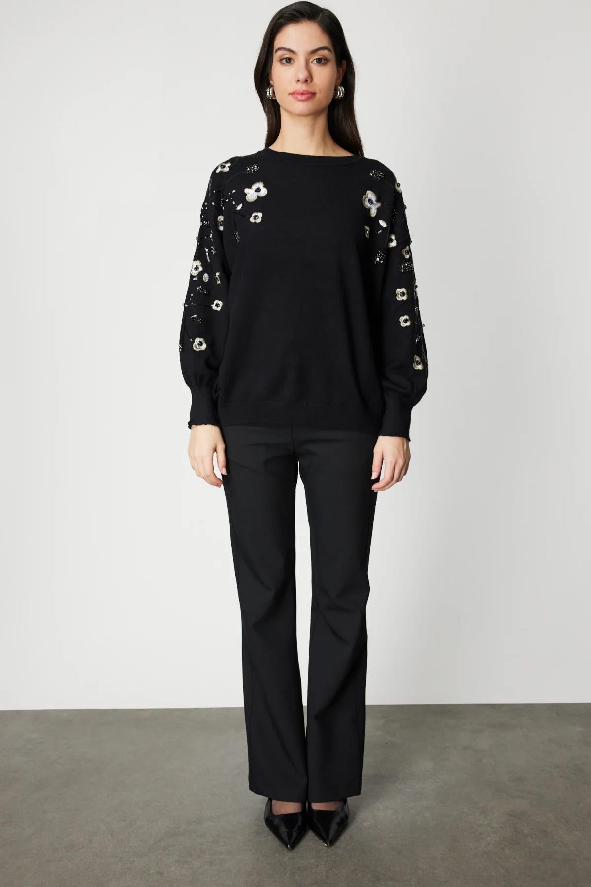 كنزة صوفية محبوكة بأكمام واسعة مطرزة بالزهور