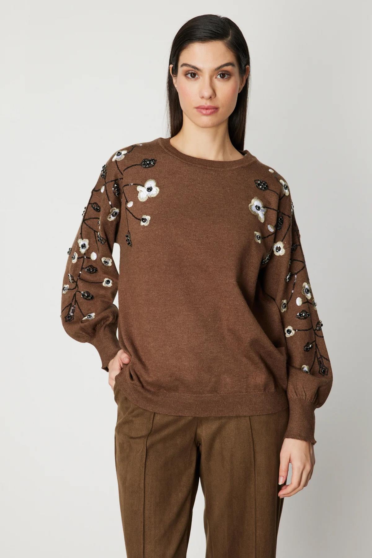 كنزة صوفية محبوكة بأكمام واسعة مطرزة بالزهور