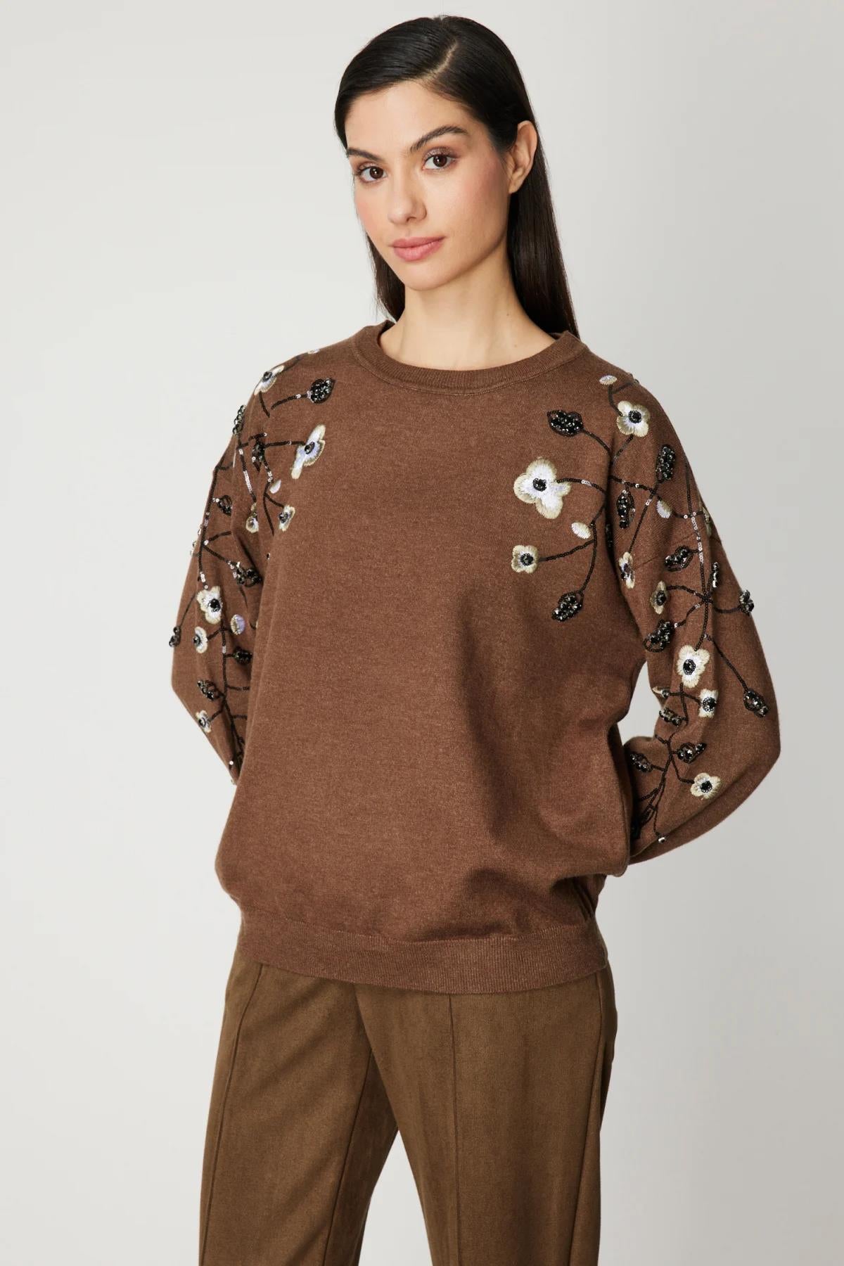 كنزة صوفية محبوكة بأكمام واسعة مطرزة بالزهور