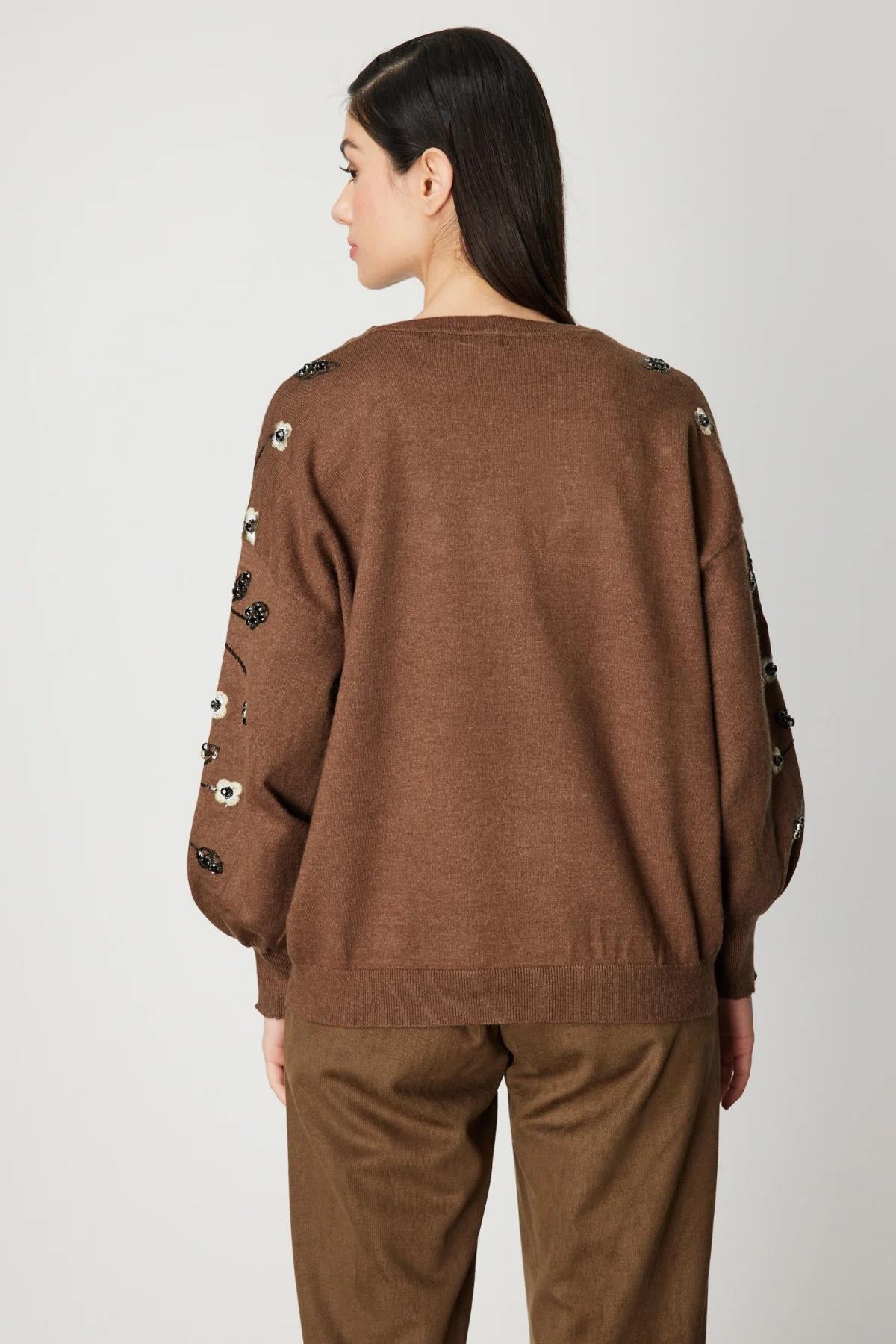 كنزة صوفية محبوكة بأكمام واسعة مطرزة بالزهور