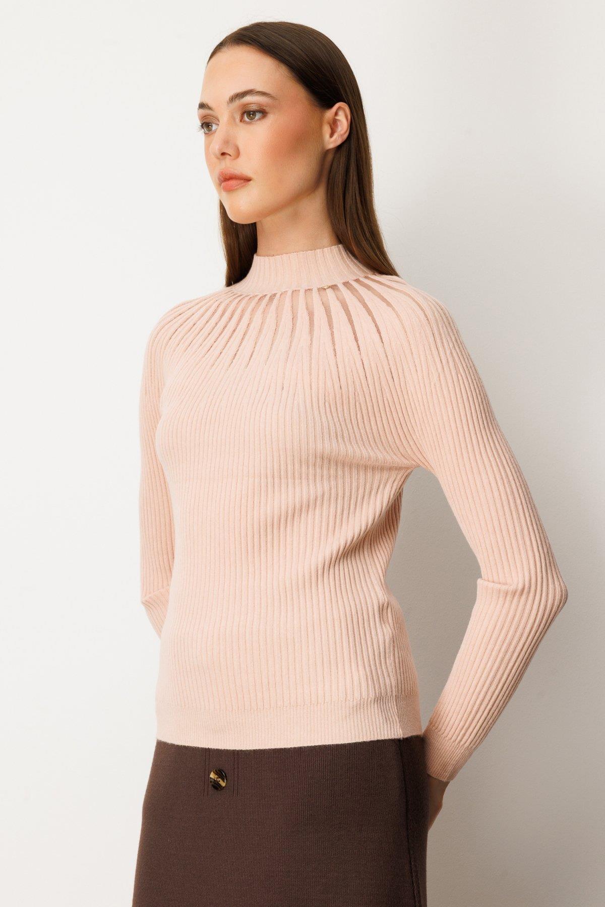 Dik Yaka Tül Detaylı Triko Kazak